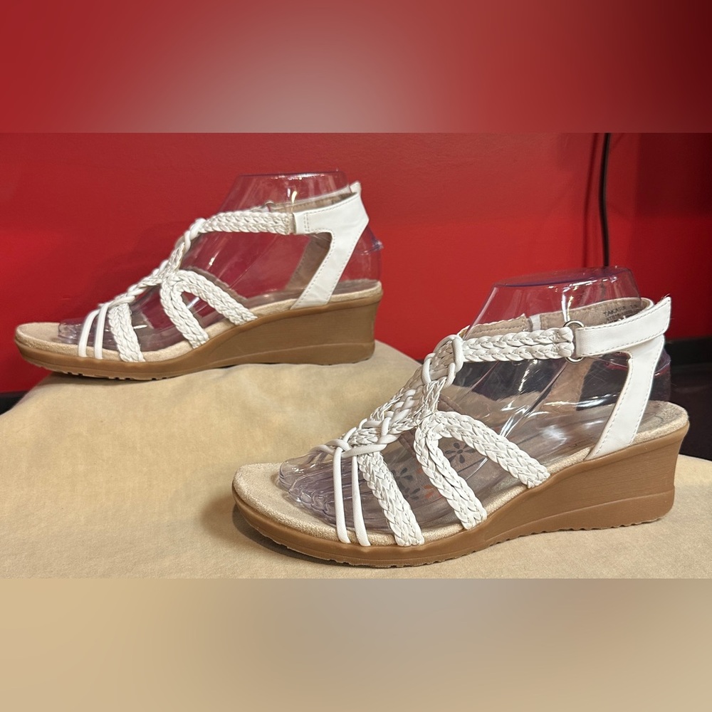 Baretraps Takara Wedge Strappy Sandals White Faux Leather Women’s Size 7.5M - Picture 2 of 13